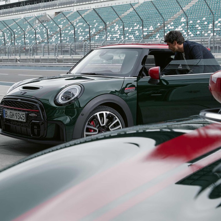 MINI John Cooper Works Clubman – roheline ja punane – külgvaade