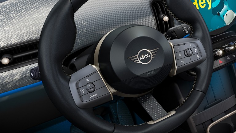 MINI Cooper, viieukseline – salong – originaalsuurusega rool
